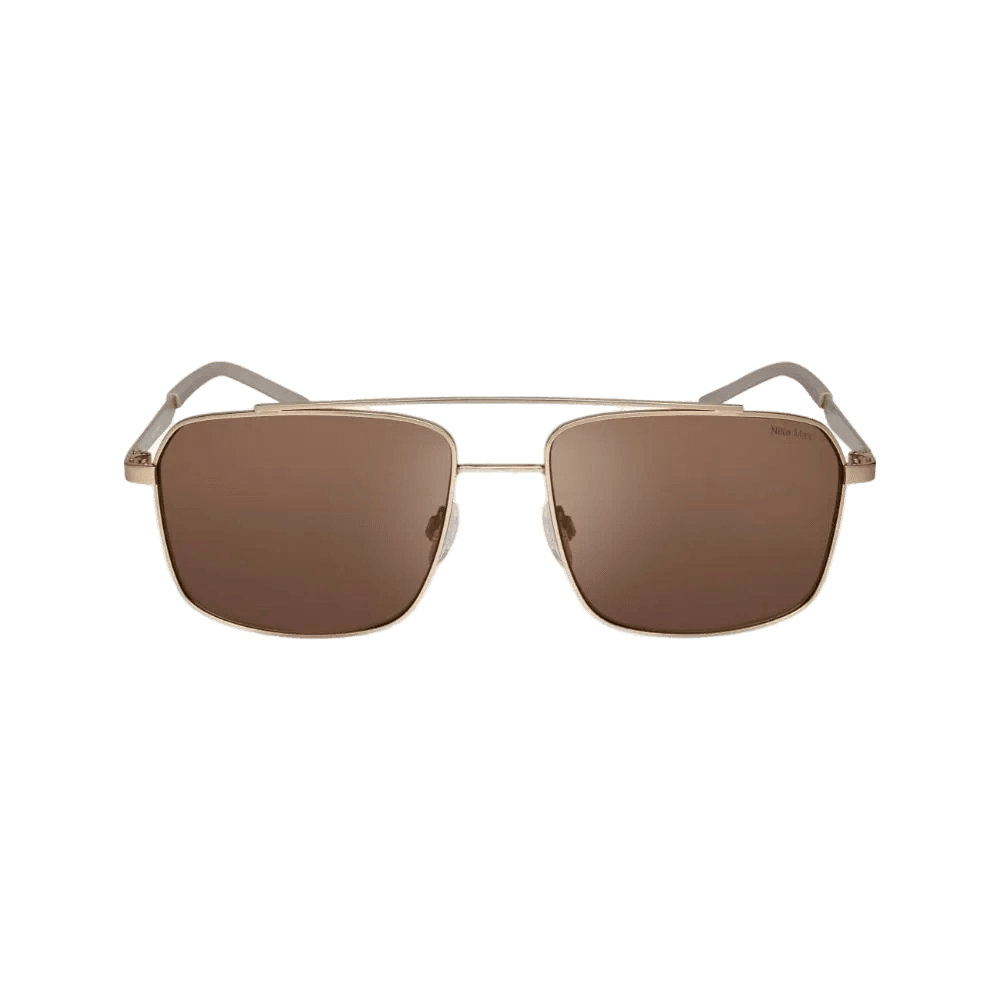 Nike משקפי נייק NIKE TRAVELER STRIKE IB3676X -789 SATIN GOLD/BROWN: משקפי שמש ממתכת זהובה עם עדשות מרובעות בגוון חום וגשר כפול, מוצגים על רקע לבן. מותג: Nike.