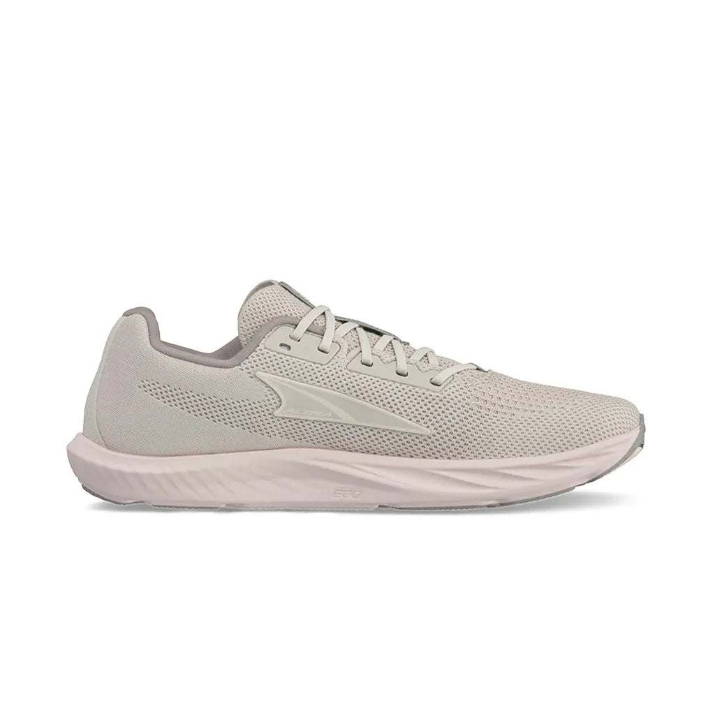 דגם Altra ESCALANTE 4 TAN A0A85NF922 מבית Altra הוא נעל ריצה בצבע בז' בהיר, הכוללת גפה עליונה מרשת נושמת, סגירת שרוכים וסוליה מרופדת, כפי שנראית בתמונה מהצד.