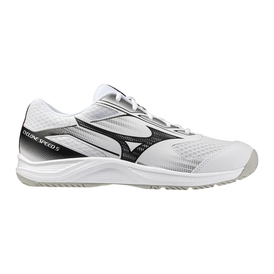 נעל הספורט Mizuno CYCLONE SPEED 5(U) V1GA258059 מבית Mizuno מתאפיינת בעיצוב לבן ושחור עם לוחות רשת, שכבות סינתטיות וסוליה מרקמת, המוצגת מהצד על רקע לבן אחיד.