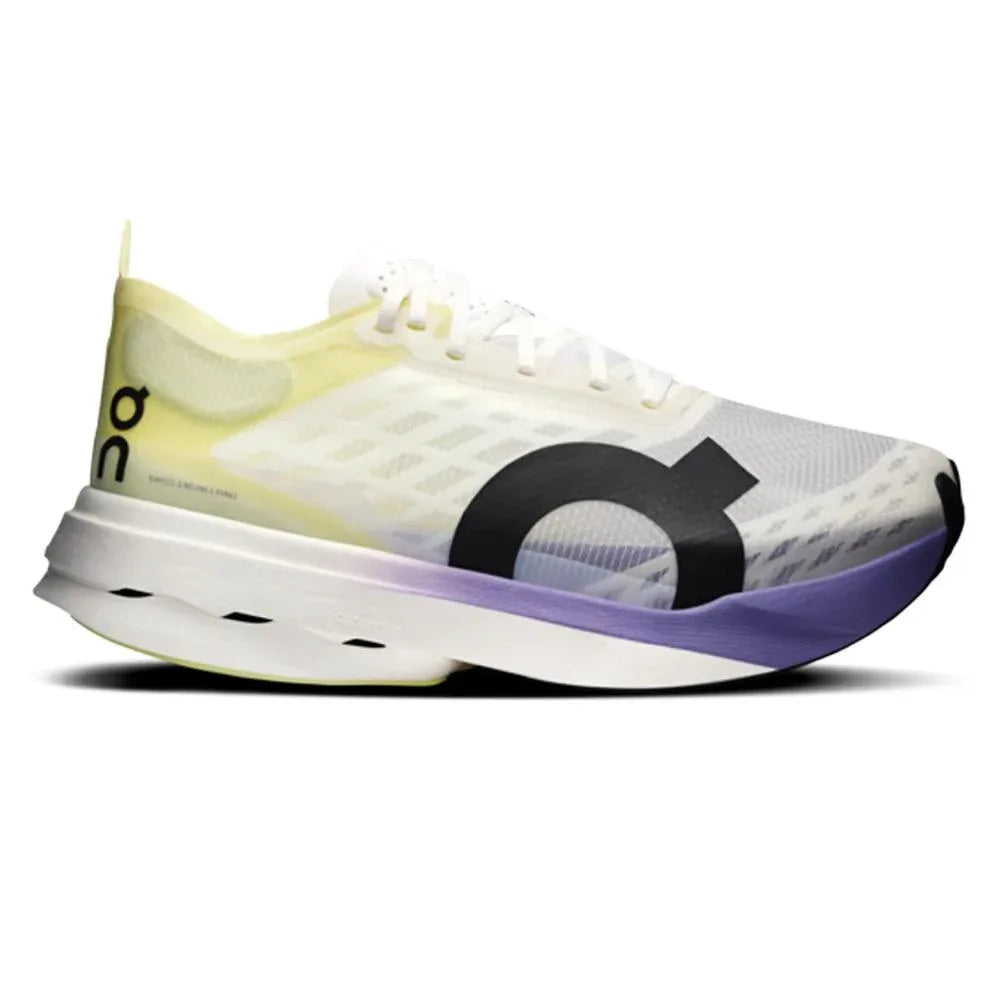 מבט צדדי על דגם On Cloudboom Strike 1 Juniper/Limelight מבית On Cloud, עם גפה עליונה מרשת לבנה עם נגיעות צהובות ושחורות וסוליה עבה בגוון מדורג מלבן לסגול.