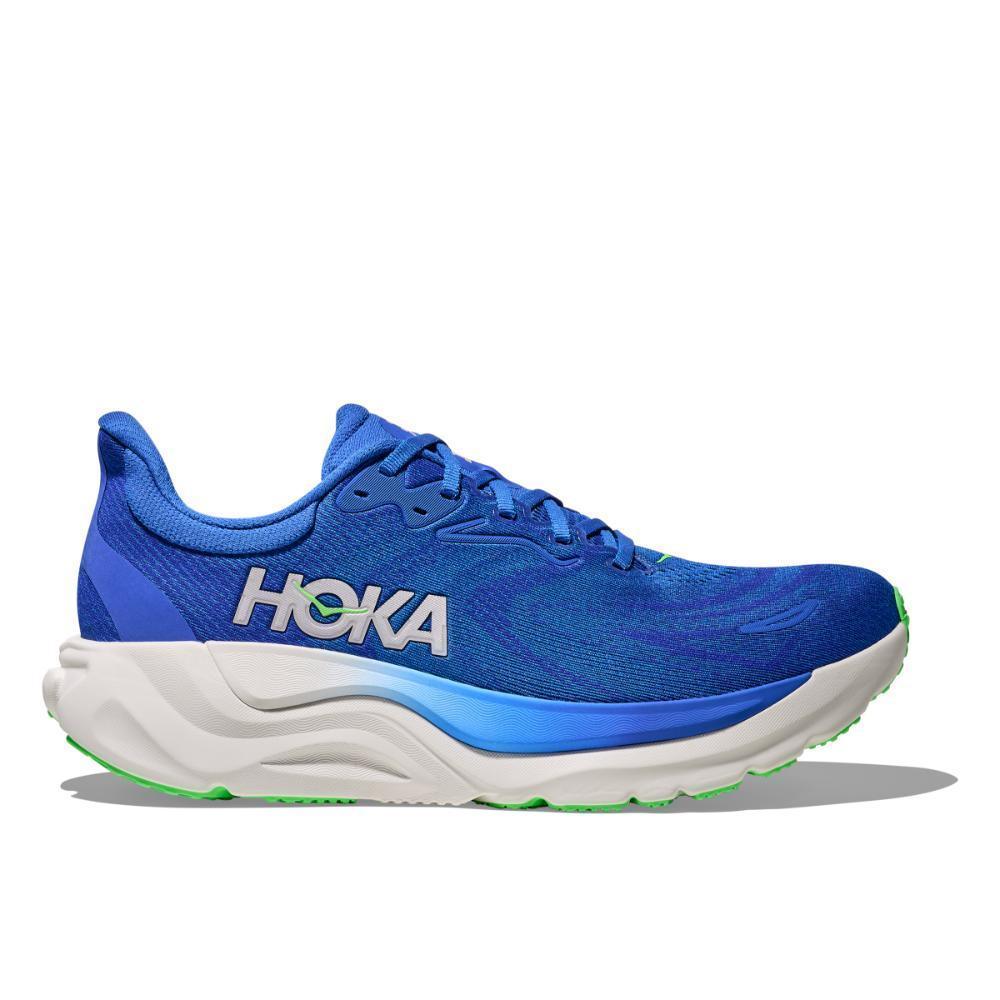 ה-Hoka ARAHI 8 בצבע כחול קובלט/ניאון כולל סוליה לבנה עבה, נגיעות ירוקות בסוליה החיצונית ולוגו HOKA בצד, המוצג על רקע לבן חלק.