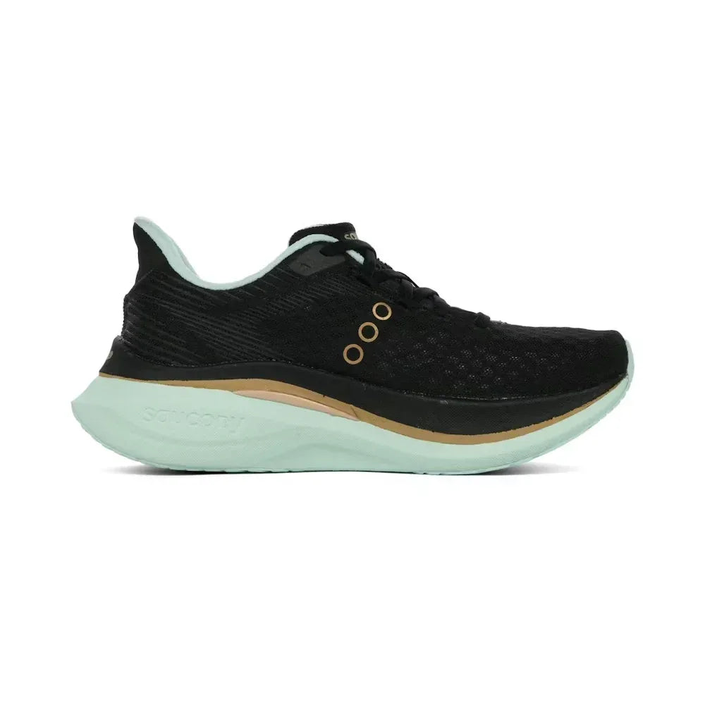 ה-Saucony ENDORPHIN SPEED 5 BLACK/CALM S11007-110 כולל גפה עליונה מרשת שחורה, שלוש לולאות צדדיות עגולות, נגיעות זהב וסוליה עבה בצבע ירוק בהיר.