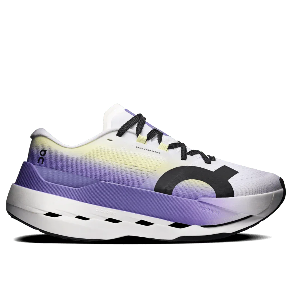 מבט צדדי על On Cloudboom Max 1 White/Juniper מבית On Cloud, נעל ריצה בגווני לבן וסגול עם שרוכים שחורים ולוגו שחור בולט, מוצגת על רקע לבן חלק למראה נקי ומודרני.