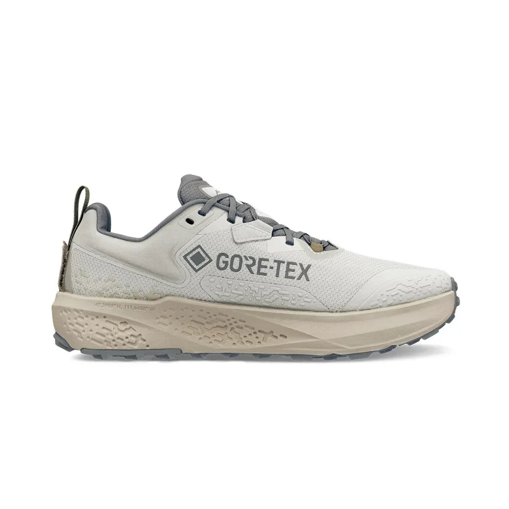 דגם Altra TIMP 6 GTX TAN A0A85SP922 מבית Altra הוא נעל ריצת שטח בצבעי אפור בהיר ובז', הכוללת לוגו GORE-TEX, סוליה מחוספסת לאחיזה טובה וסגירת שרוכים בטוחה.