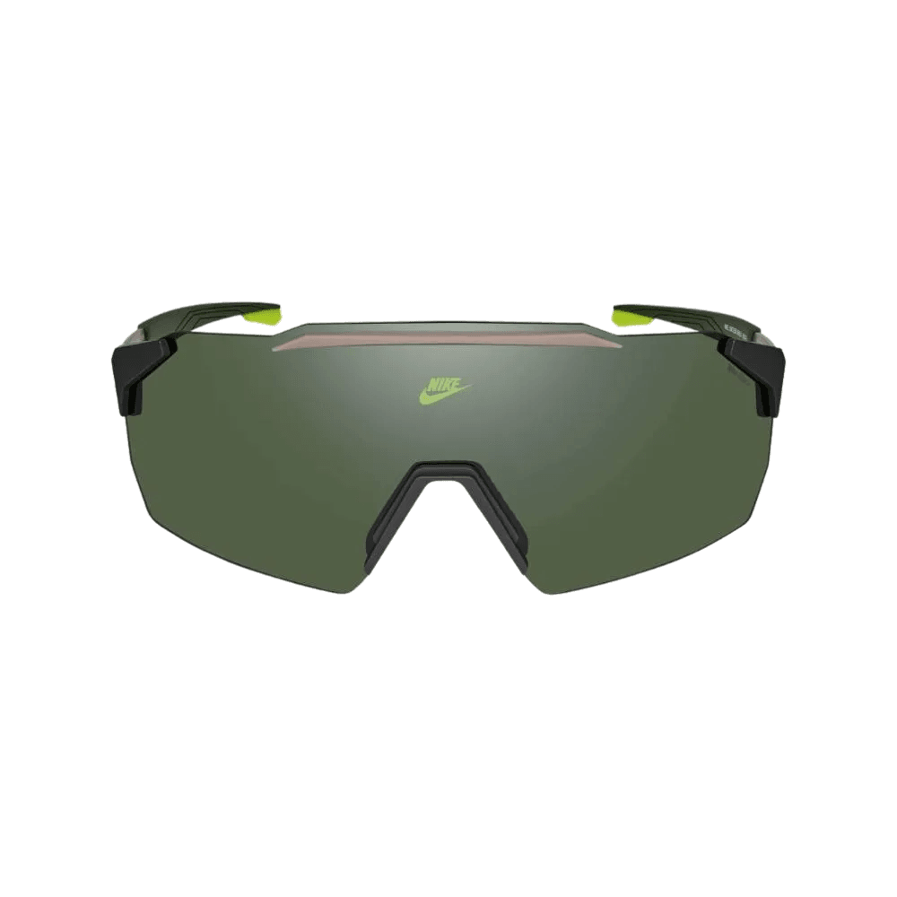 מבט קדמי על משקפי שמש NIKE LIMITLESS SHIELD IB3521X-355 SEQUOIA/GREEN מבית Nike, עם עדשה אחת בגוון ירוק, מסגרת שחורה ולווגו Nike בצבע ירוק ליים על העדשה.