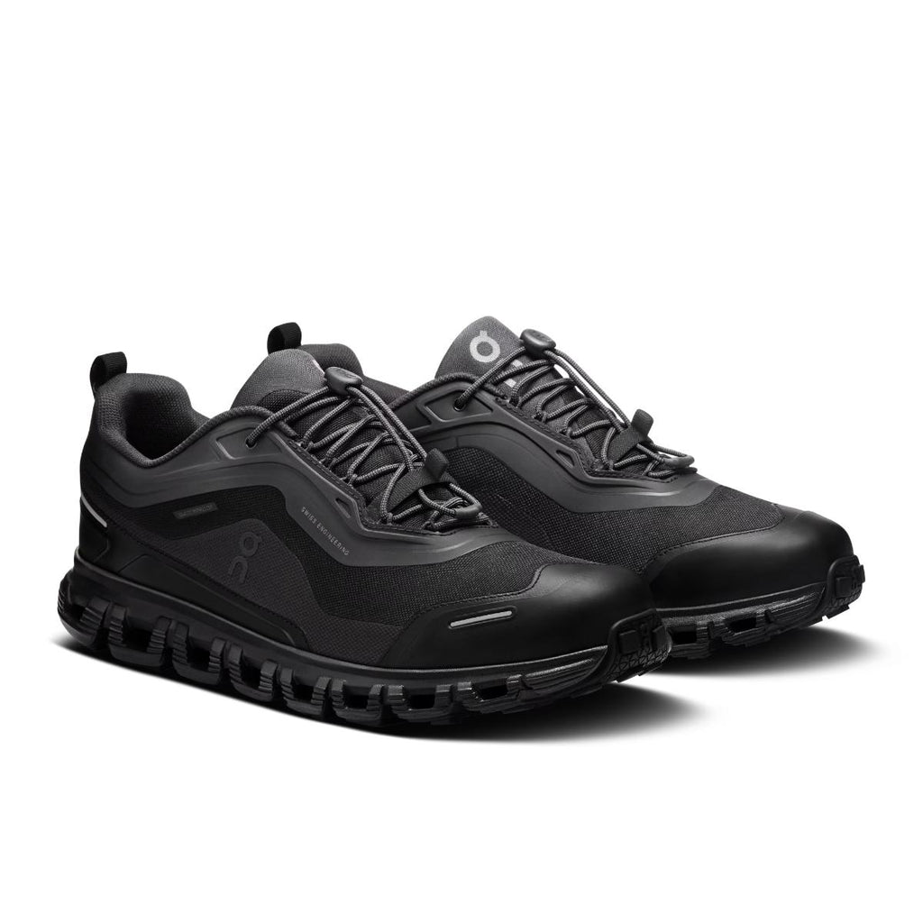 דגם On Cloud 6 Geo WP 3MG10421043 Black מבית On Cloud כולל רשת שחורה, נגיעות בצבע אפור כהה וסוליות גומי מרקמות, המוצגות בזווית על רקע לבן.