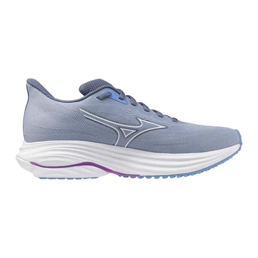 ה-Mizuno WAVE ULTIMA 17(W) J1GD261825 הוא נעל ריצה ספורטיבית בצבע תכלת עם נגיעות לבנות וסגולות בסוליה ולוגו Mizuno לבן בצד, המוצג על רקע לבן חלק.
