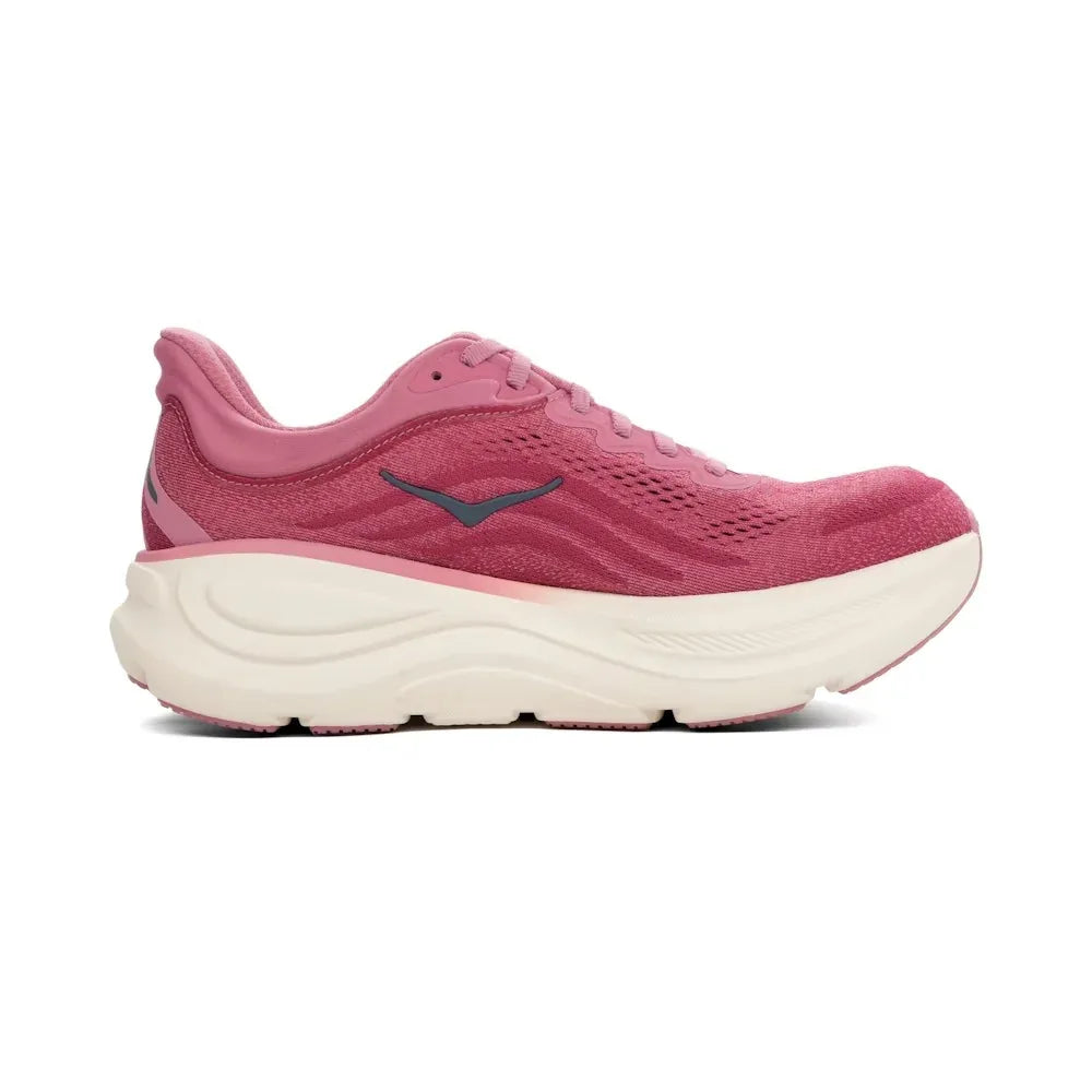 ה-Hoka BONDI 9 בצבע Lingonberry/Crane כולל חלק עליון ורוד ומרקם, סוליה לבנה עבה ולוגו צדדי שחור, המוצג בפרופיל.