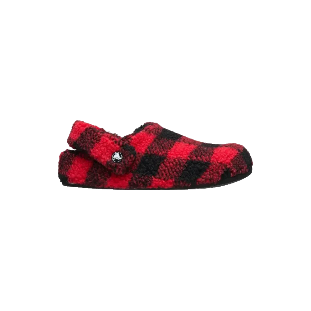 ה-Crocs Classic Buffalo Check Cozzzy Slipper 210755-6WG הוא נעל בית בסגנון קלוגים מבית Crocs, עם משבצות אדומות ושחורות, חומר מרקם דמוי שרפה ורצועת עקב מתכווננת.