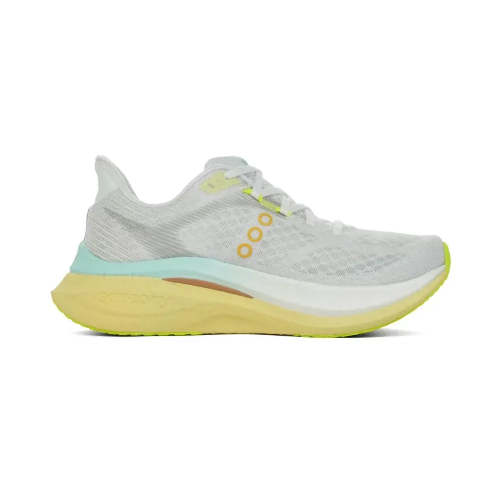 Saucony ENDORPHIN SPEED 5 WHITE/TENDER S11007-144 הוא נעל ריצה אתלטית לבנה עם חלק עליון מרשת, סוליה אמצעית בצבע צהוב ותכלת, סוליה חיצונית בצבע ירוק ליים ופרטים צדדיים בצבע צהוב.