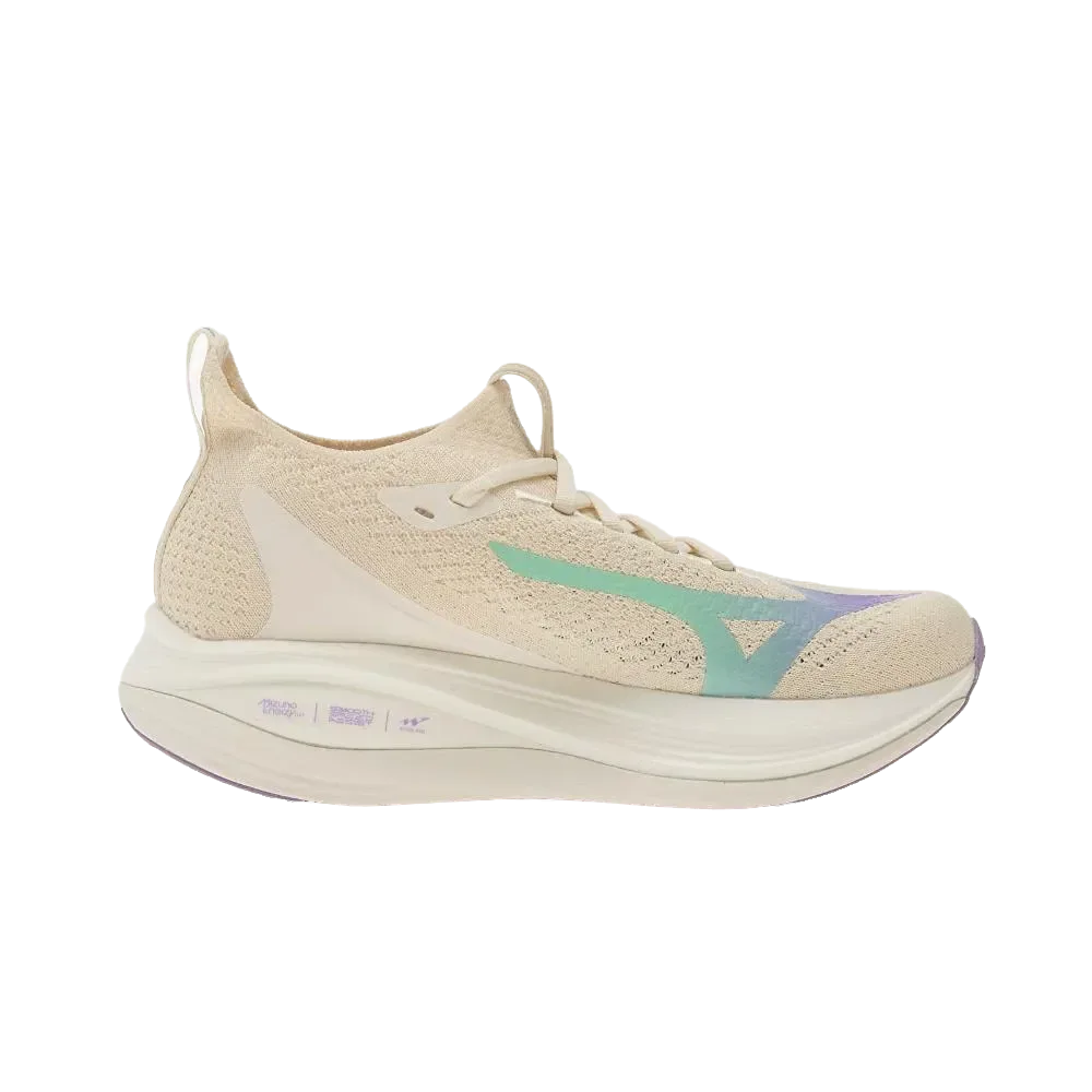 ה-MIZUNO NEO VISTA 2(W) J1GD253474 מבית Mizuno הוא נעל ריצה אתלטית בצבע בז' עם סוליה עבה ומעוקלת ועיצוב סווש ירוק-כחול בצד, המוצג משמאל.