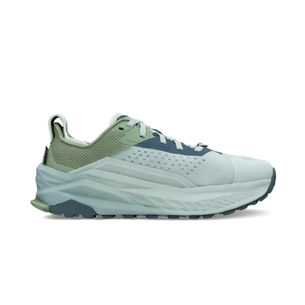 ה-Altra OLYMPUS 6 GRAY SHADOW A0A85NK223 היא נעל ריצה ספורטיבית מבית Altra, המתאפיינת בשילוב צבעים של ירוק בהיר ולבן, פרטים מרשת, סוליה מרקמית, והיא מוצגת בתצוגה צדדית.