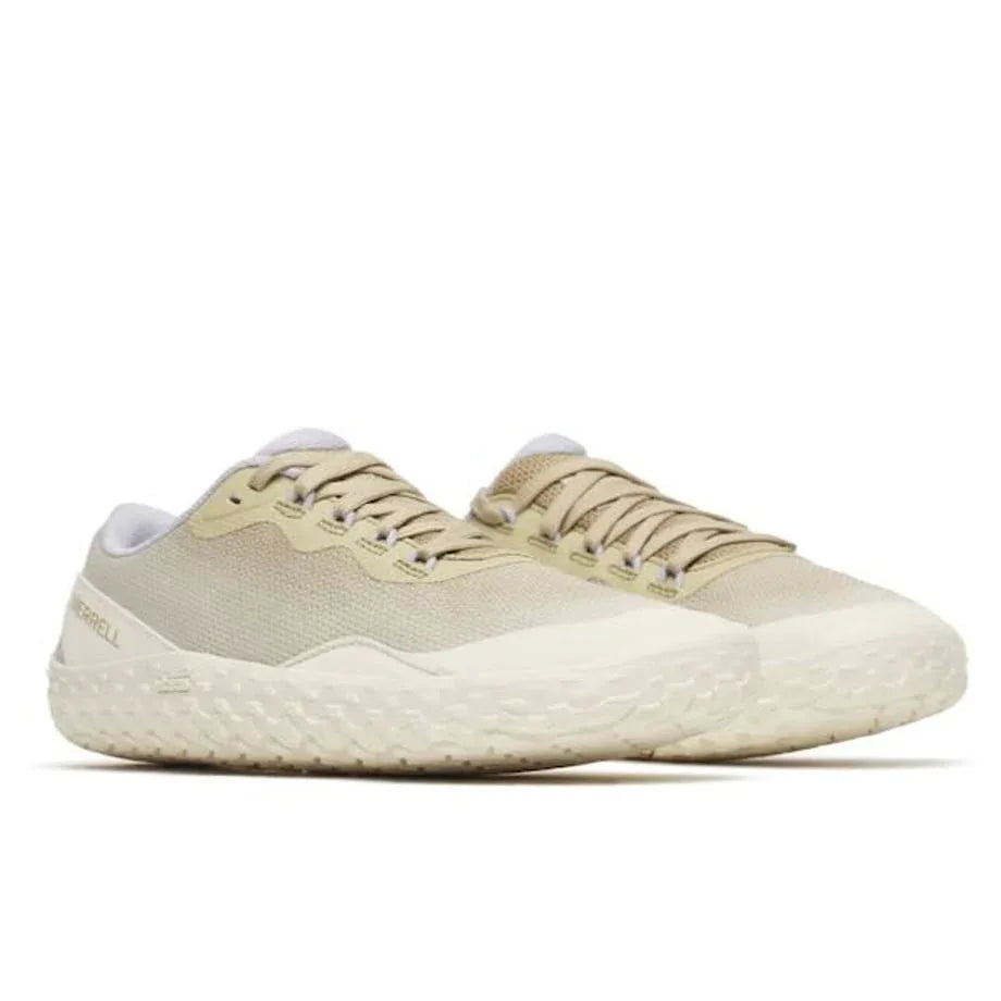 נעלי הספורט Merrell J00003348 VAPOR GLOVE 7 בצבע סטוקו/קספר מבית Merrell מתאפיינות בעיצוב בצבעי בז' ולבן עם סוליות מרקמות, כפי שנראות מהחזית.