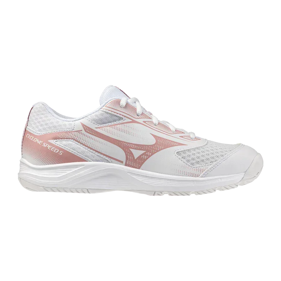 ה-Mizuno CYCLONE SPEED 5(W) V1GC258073 מבית Mizuno הוא נעל ספורט לבנה עם נגיעות ורודות בהירות, לוחות רשת ועיצוב שרוכים, המוצגת על רקע לבן חלק.