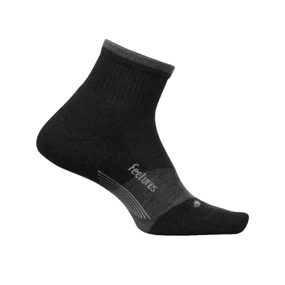 גרבי קרסול Feetures Trail Max Cushion Quarter Charcoal EC201647 בצבעי שחור ואפור, עם שם המותג "feetures" בצד, מוצגים על רקע לבן חלק.