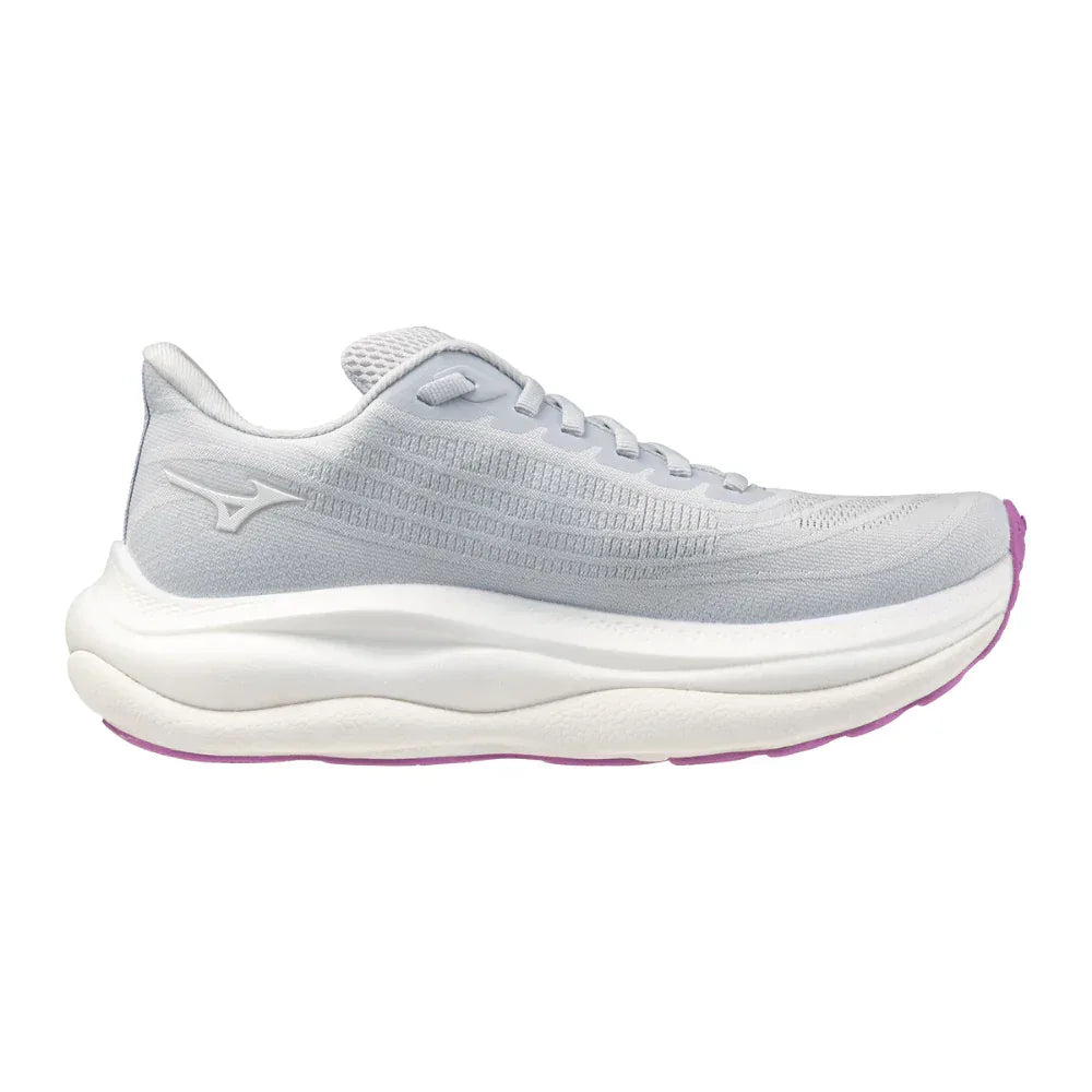 ה-Mizuno WAVE SKY 9(W) J1GD250273 מבית Mizuno הוא נעל ריצה אתלטית בצבע אפור בהיר עם סוליה לבנה עבה ונגע של סגול בסוליה החיצונית, כפי שנראה מהצד.