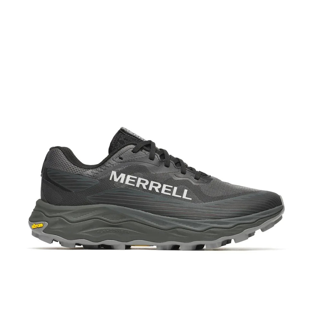 ה-Merrell J00003309 M AGILITY PEAK 6 BLACK היא נעל ריצת שטח בצבעים שחור ואפור, בעלת סוליה עבה ולוגו Vibram בולט בעקב, המוצגת כאן במבט צדדי.