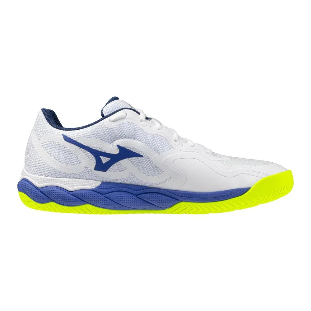 ה-Mizuno WAVE ENFORCE COURT AC(U) 61GA243220 מבית Mizuno הוא נעל ספורט לבנה עם נגיעות של כחול, סוליה צהובה בוהקת, חלק עליון מרשת ועיצוב עם שרוכים.