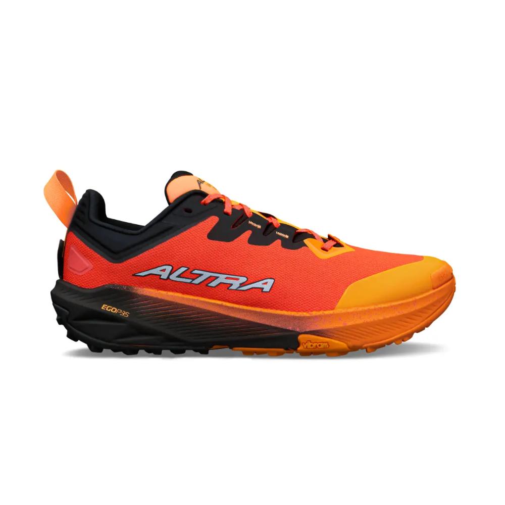 דגם Altra EXPERIENCE WILD 3+ A0A85V0013 בצבעי שחור/כתום הוא נעל ריצה ספורטיבית עם לוגו "ALTRA" וסוליה של Vibram בעלת אחיזה טובה ליציבות, כפי שנראית בצד שמאל.