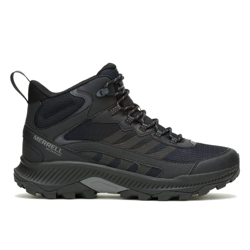 Merrell SPEED STRIKE 2 MID WP J037833 הוא מגף טיולים שחור עם סוליה מחוספסת, גפה עליונה מרשת וסינתטית, סגירת שרוכים ולשונית משיכה בעקב, המוצג בפרופיל צדדי.