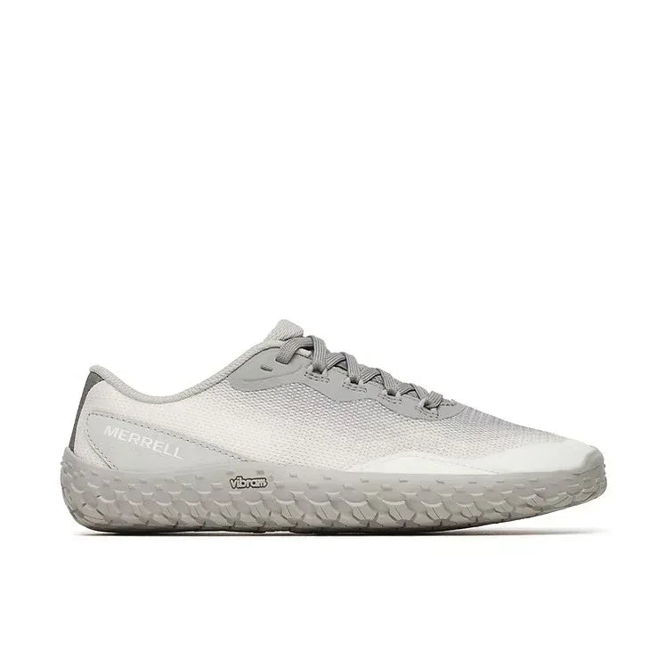 נעל הריצה Merrell VAPOR GLOVE 7 WHITE J00003347, הכוללת גפה מרשת בצבע אפור בהיר, סוליה מחוספסת וסגירת שרוכים, מוצגת בפרופיל צדדי על רקע לבן.