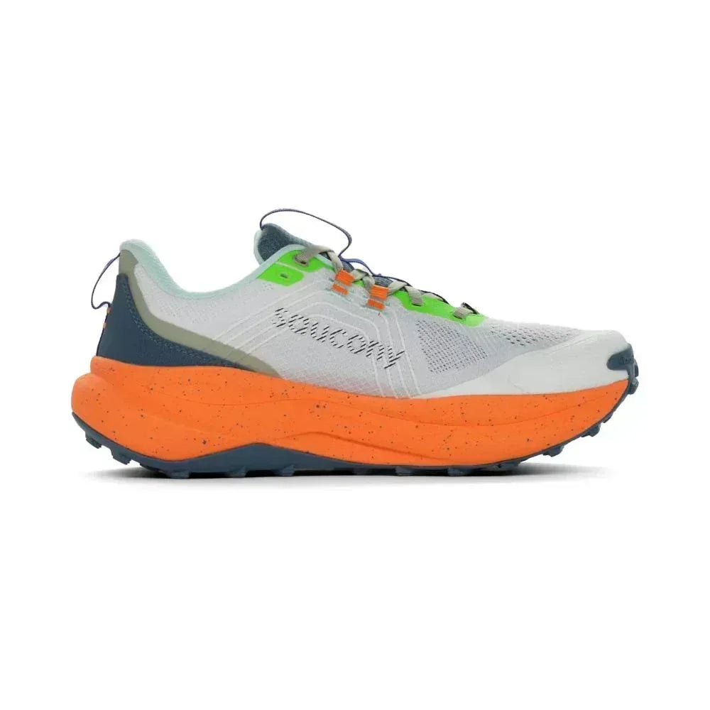 מבט צדדי על Saucony XODUS ULTRA 4 בצבע לבן/כורכום מציג גפה עליונה מרשת לבנה, נגיעות של ירוק וכחול, סוליה אמצעית כתומה בהירה ומנוקדת וסוליה חיצונית כחולה כהה.