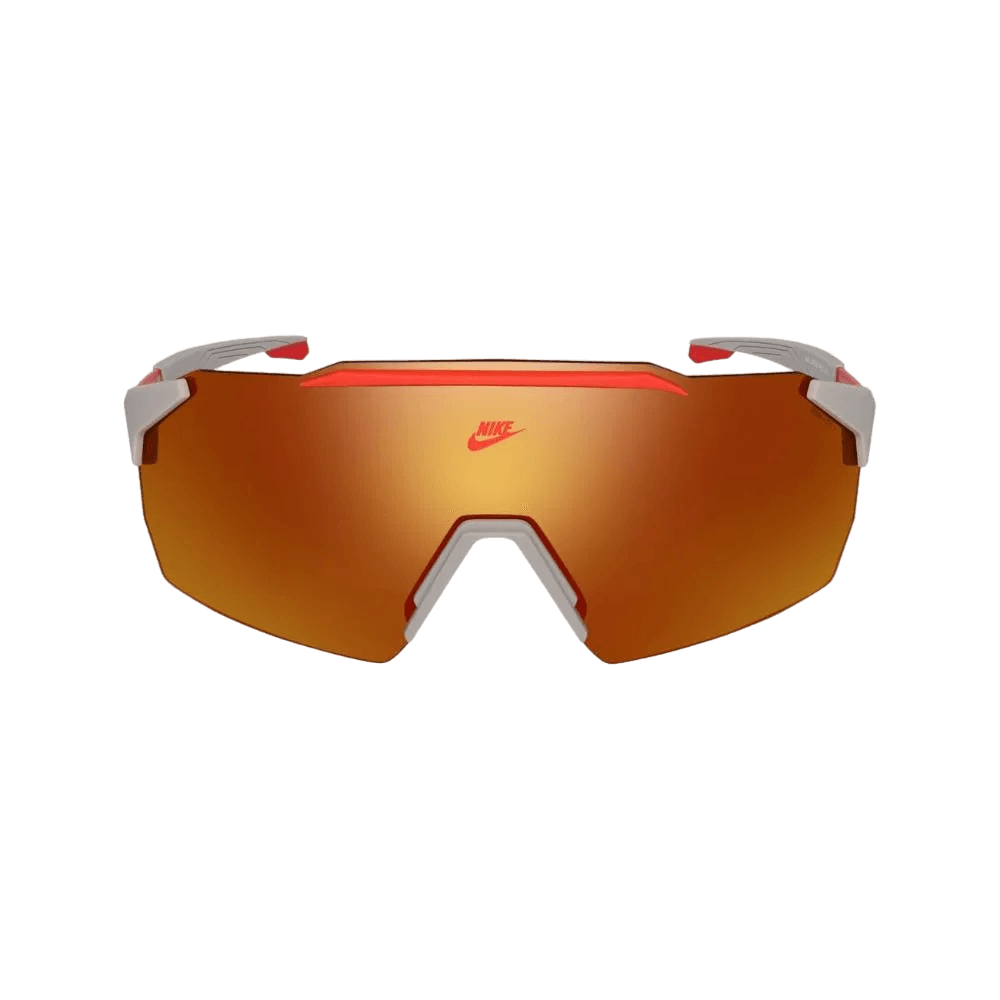 מבט קדמי על משקפי השמש NIKE LIMITLESS SHIELD IB3521X-009 מבית Nike, עם עדשה אחת כתומה מראה, נגיעות אדומות וזרועות לבנות, מוצגים על רקע לבן חלק.