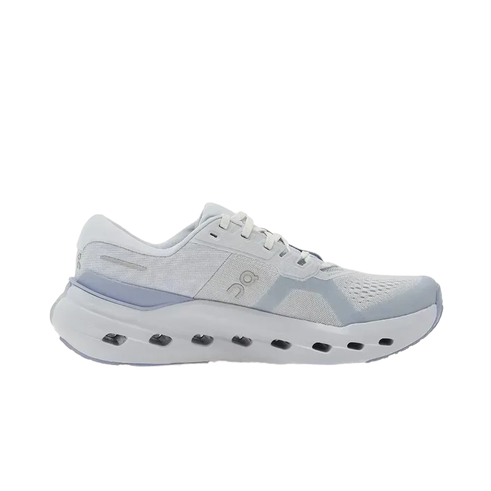 ה-On Cloud Cloudrunner 3 Heather/Marsh 3WG10054674 מבית On Cloud הוא נעל ריצה בצבע לבן ואפור בהיר עם סוליה עבה ומרופדת הכוללת חיתוכים בצורת אליפסה, המוצגת מהצד על רקע לבן חלק.