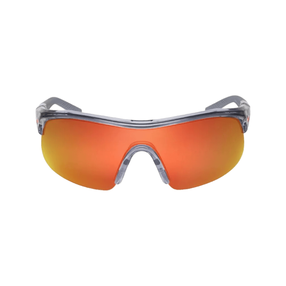 משקפי השמש הספורטיביים NIKE SHOW X1 DX6520-066 מבית Nike מתאפיינים במסגרת בצבע אפור זאב מבריק עם עדשות מראה כתומות, המוצגות על רקע לבן חלק.