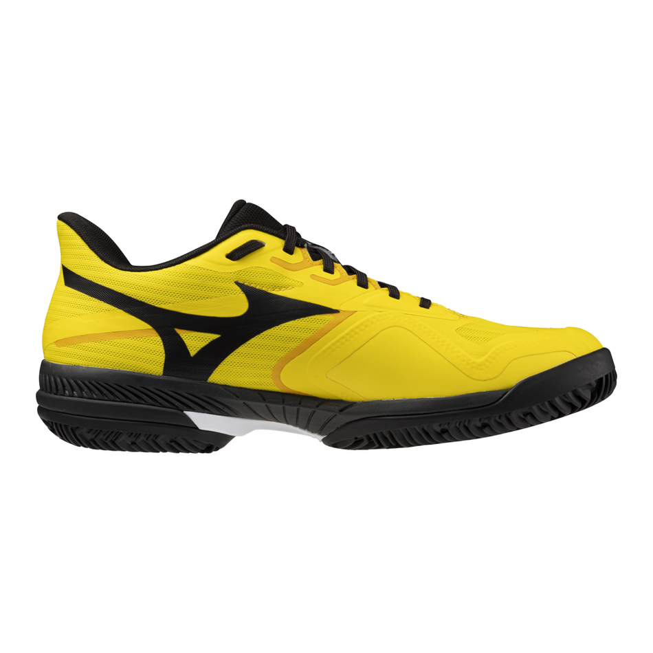 ה-Mizuno 61GB252245 WAVE EXCEED COURT PADEL(M) הוא נעל ספורט בצבעי צהוב ושחור עם סוליה מחוספסת, שרוכים שחורים ולוגו Mizuno בולט בצד, על רקע לבן.