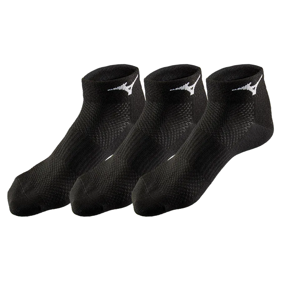 שלוש זוגות גרביים קצרים Mizuno Training Mid 3P (U) 67UU950-98 בצבע שחור מבית AroSport, כל אחד עם לוגו לבן על השרוול, מסודרים בשורה על רקע לבן חלק.