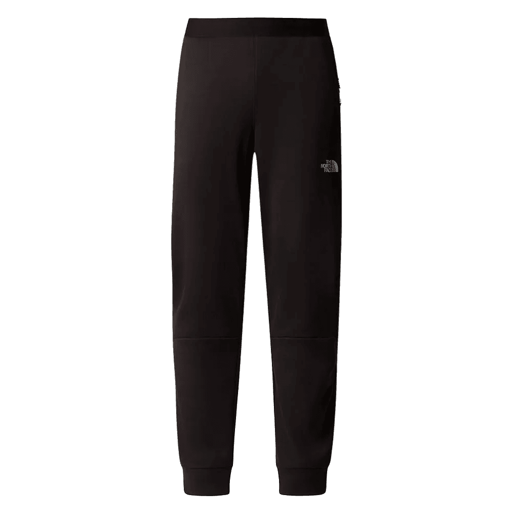 The North Face מכנסי פליז ארוכים לגברים FLEECE PANT TA893SJK3, שחורים בסגנון ג'וגר עם מותן וגומי בקרסוליים, לוגו לבן קטן על הירך השמאלית. רקע לבן פשוט – מכנסי פליז מושלמים לגברים.