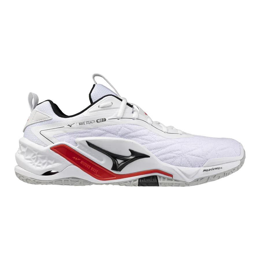 ה-Mizuno WAVE STEALTH NEO 2(U) X1GA240059 הוא נעל ספורט לבנה עם נגיעות של שחור, אדום וכסף, סוליה מחוספסת ולוגו Mizuno בצד.
