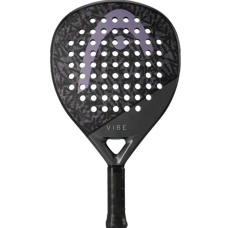 ה-Head Vibe 2025_bk_pu הוא מחבט פדל שחור עם משטח מחורר, אלמנטים עיצוביים סגולים והכיתוב "VIBE" מודפס ליד הידית.
