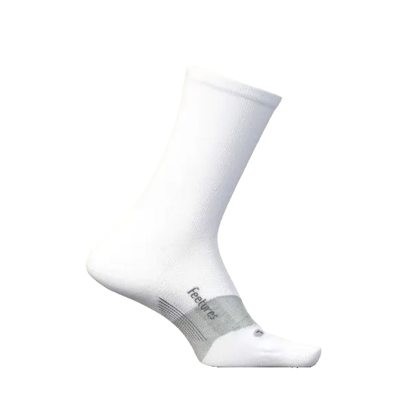 גרביים בודדות Feetures Elite Ultra Light Mini Crew White E9511158 של Feetures, לבנות עם הדגשה אפורה בקשת כף הרגל ולוגו בצד, מוצגות על רקע אפור בהיר — גרביים אידיאליות לריצה או לספורט לכל פעילות.