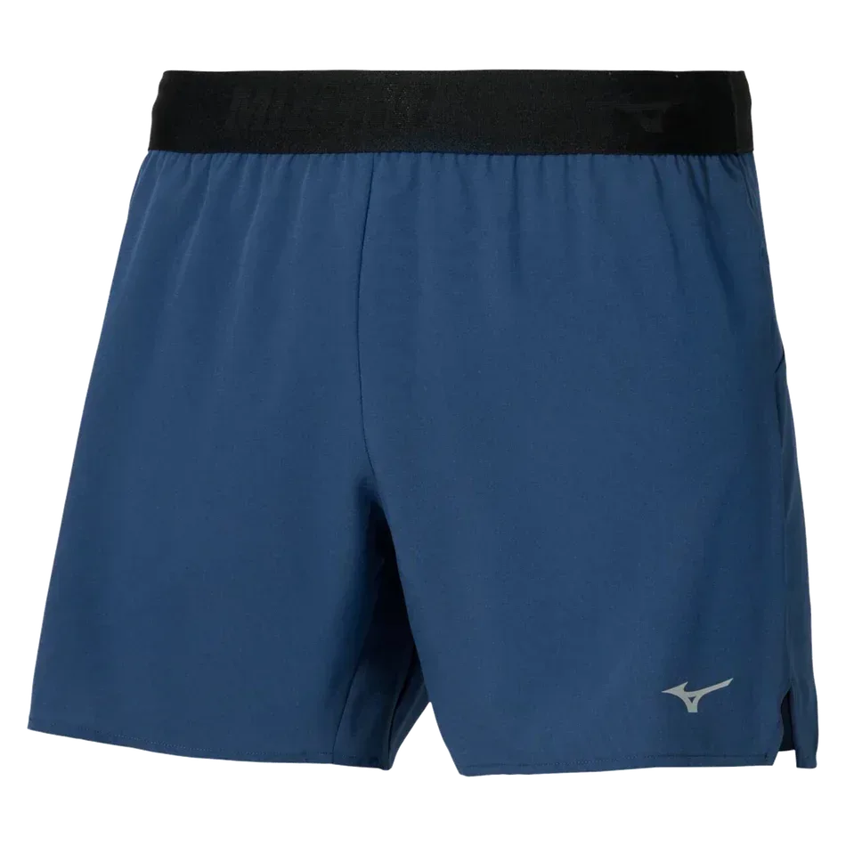 מכנסי Mizuno J2GBD00712 Core 5.5 אינץ' קצרים (M) בצבע כחול אסטט כוללים חגורה אלסטית שחורה ולוגו Mizuno קטן בצבע לבן בחלק התחתון של הרגל השמאלית, מעוצבים לנוחות וביצועים, מוצגים על רקע לבן חלק.