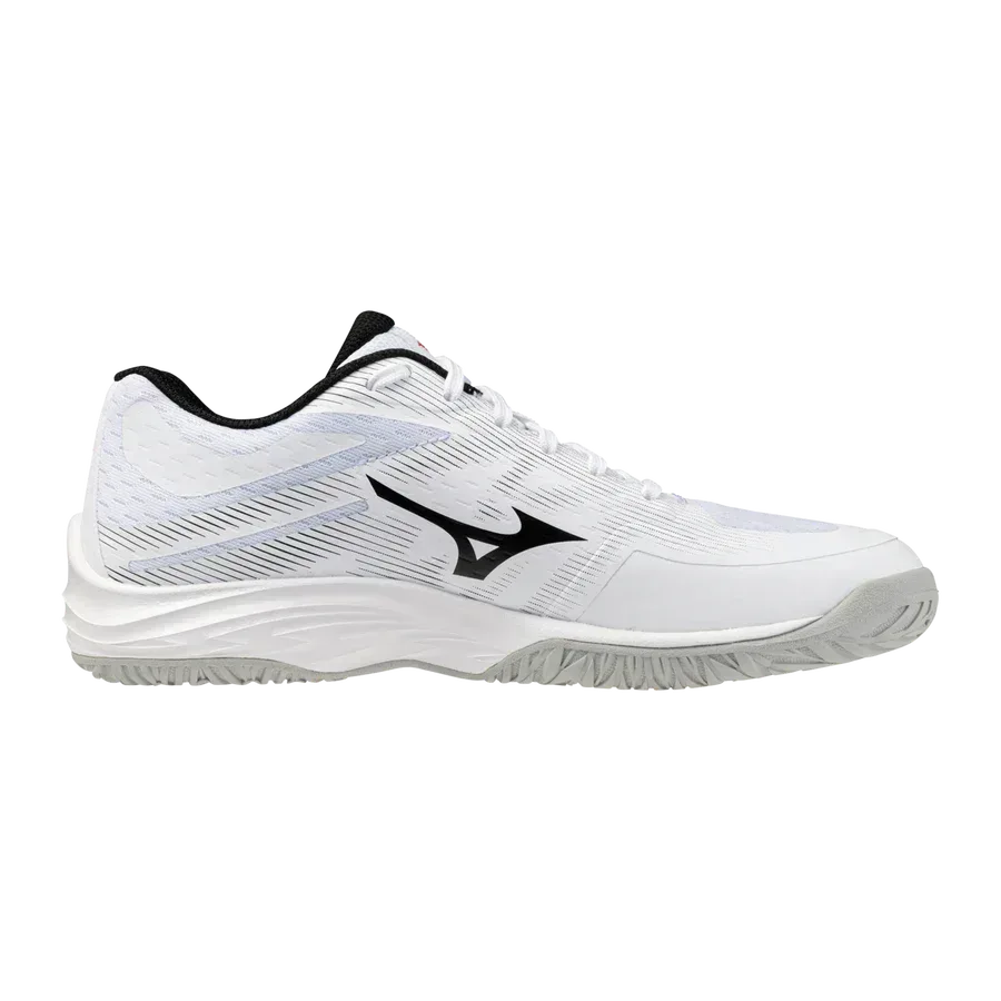 ה-Mizuno LIGHTNING STAR Jr.(C) V1GD260359 הוא נעל ספורט לבנה עם לוגו שחור בצד, סוליה מרקמת ופרטים שחורים על הלשון והצווארון, מבית Mizuno, המוצגת על רקע חלק.
