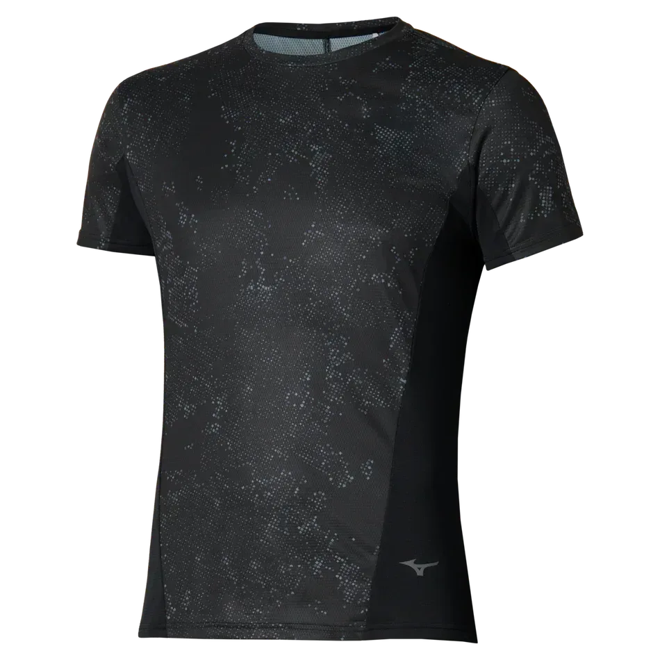 חולצת הטי עם שרוולים קצרים של Mizuno Graphic (M) בצבע שחור/אפור J2GAD00490 מתאפיינת בדוגמת נקודות עדינה ובלוגו קטן בצד שמאל התחתון, על רקע חלק.