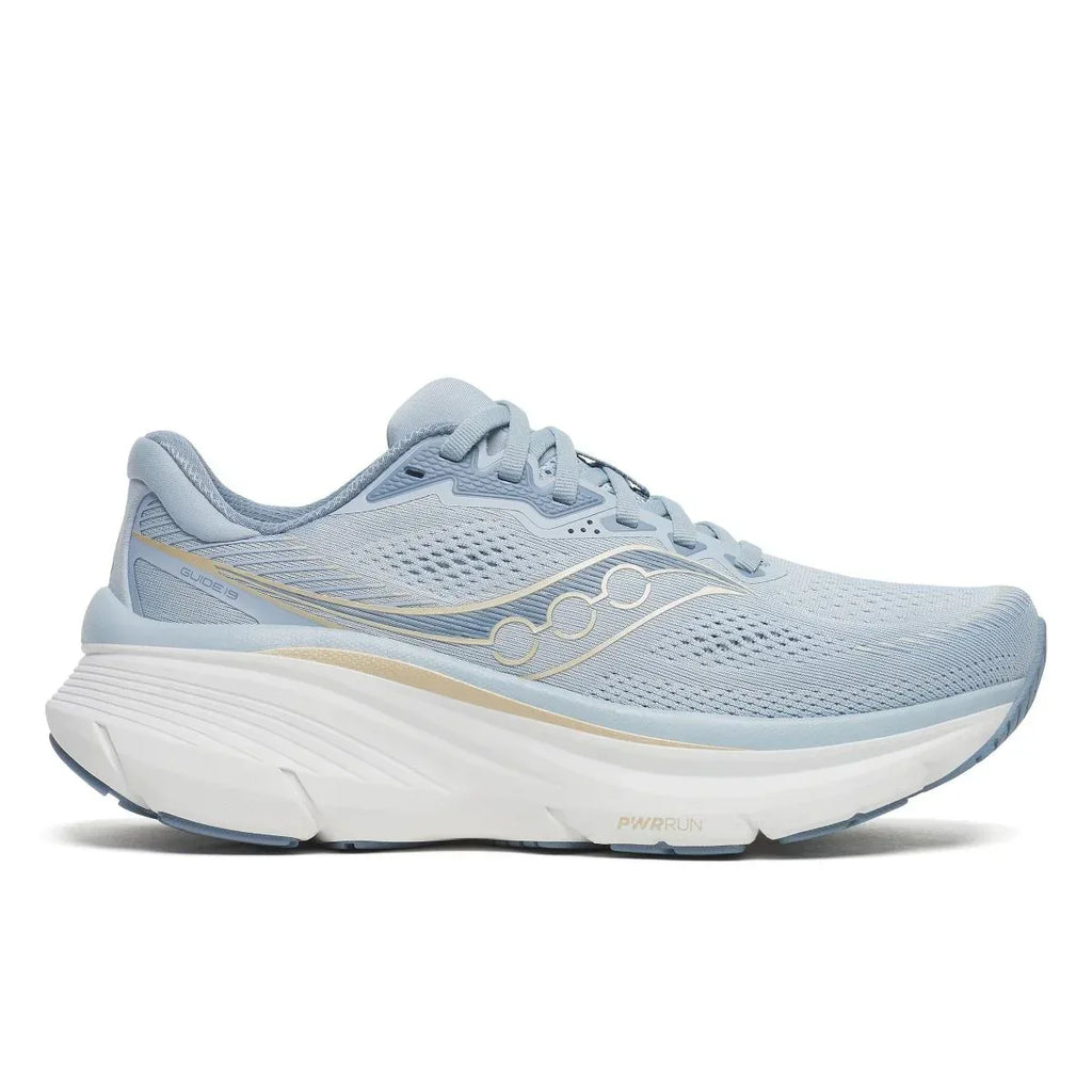 דגם Saucony Guide 19 W Wide S11059-142 הוא נעל ריצה ספורטיבית בצבע תכלת, עם סוליה מרופדת בצבע לבן, גפה עליונה מרשת נושמת, ואלמנטים מוזהבים עדינים המשלבים סגנון וביצועים.