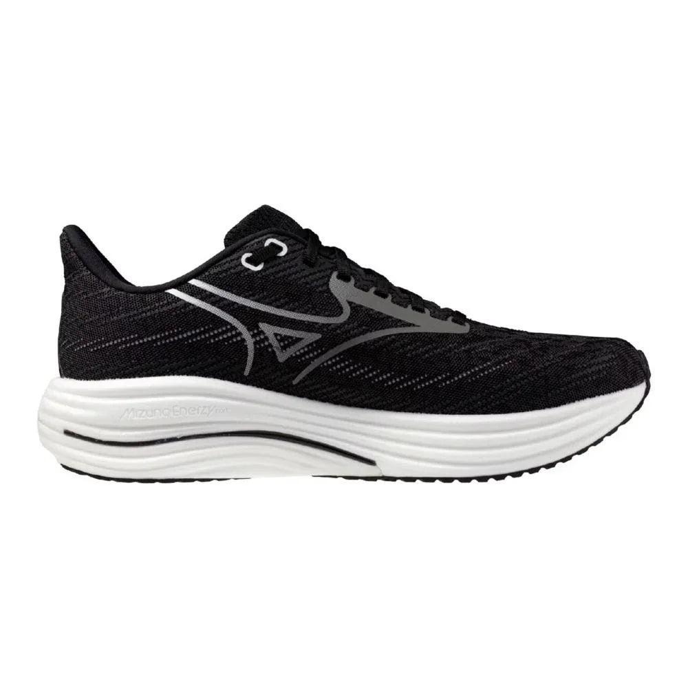 Mizuno WAVE RIDER 29 2E(M) J1GC250402 הוא נעל ריצה של Mizuno בצבע שחור עם סוליה לבנה ואלמנטים כסופים, המוצגת בפרופיל צדדי על רקע לבן חלק.