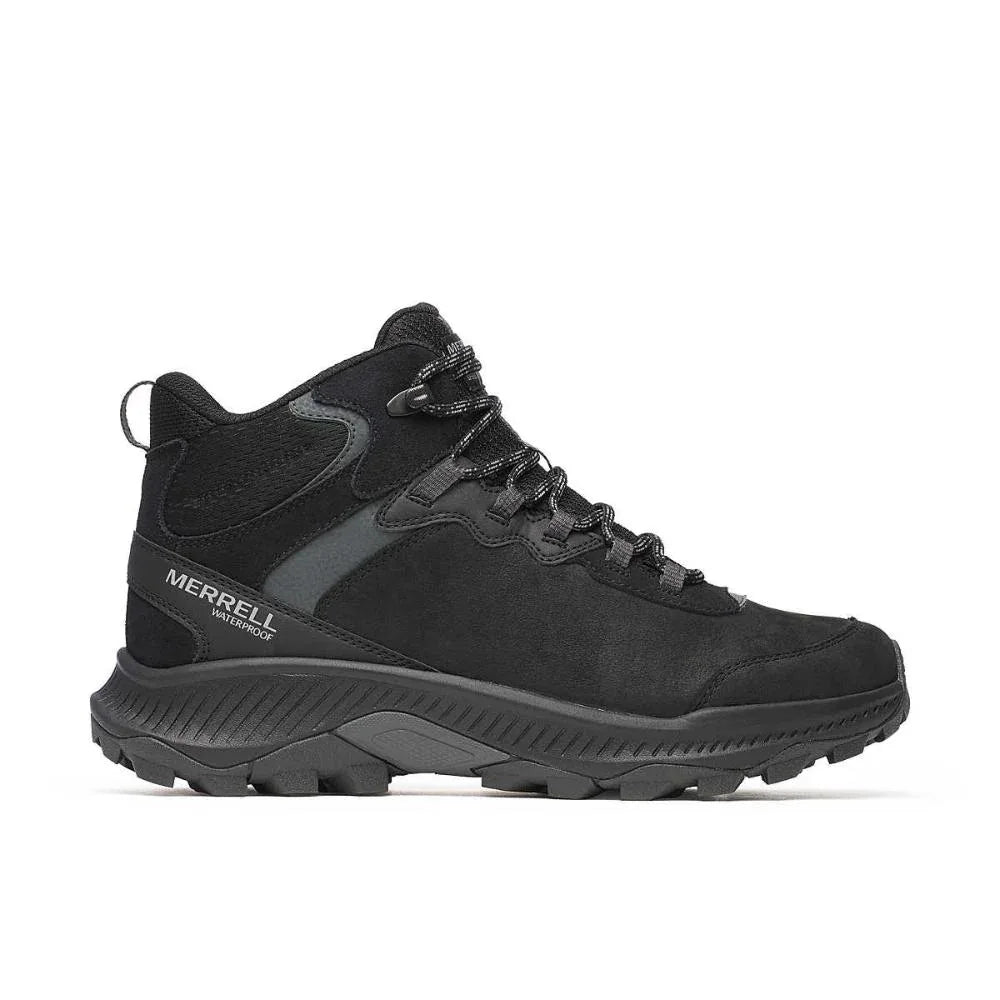 Merrell SPEED STRIKE 2 LTR MID WP/BLACK MEN J038071 הוא מגף טיולים שחור לגברים מבית Merrell, עם סוליה מחוספסת ועיצוב שרוכים, המוצג בפרופיל צדדי על רקע לבן.