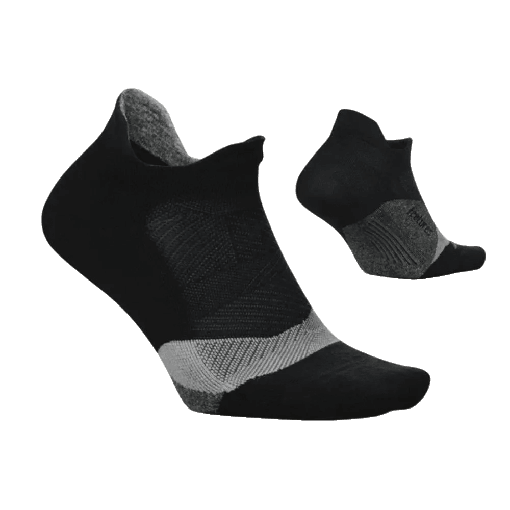 גרביים Feetures Elite Light Cushion No Show Tab Black E5030159 מבית Feetures הן גרבי ספורט שחורות בגזרה נמוכה עם נגיעות אפורות בעקב ובאצבעות, המוצגות על רקע לבן חלק.