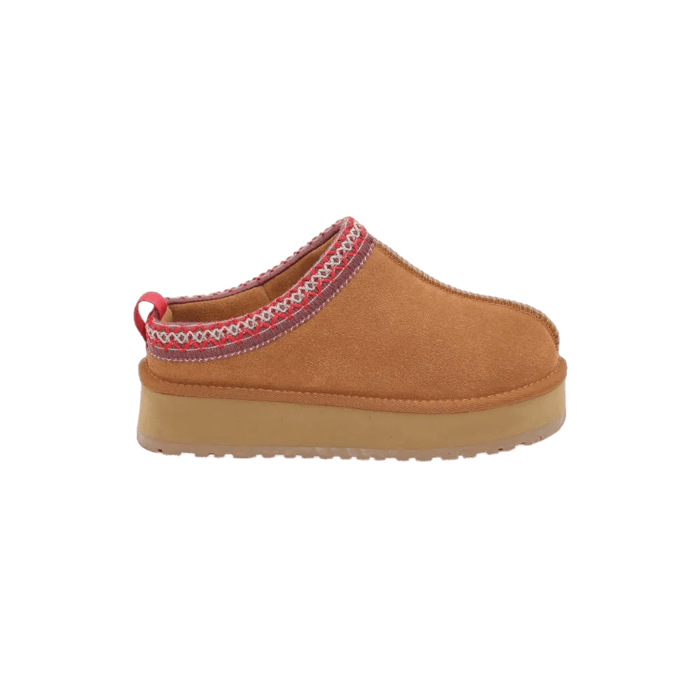 כפכפי פרווה פלטפורמה לנשים מבית Seventy Nine עם סוליה עבה, גימור אדום ולבן ולשונית אדומה בעקב — כפכפי Seventy Nine Lotem Camel SNNEW567-CAM מציעים סגנון נוח. מוצגים על רקע לבן חלק.