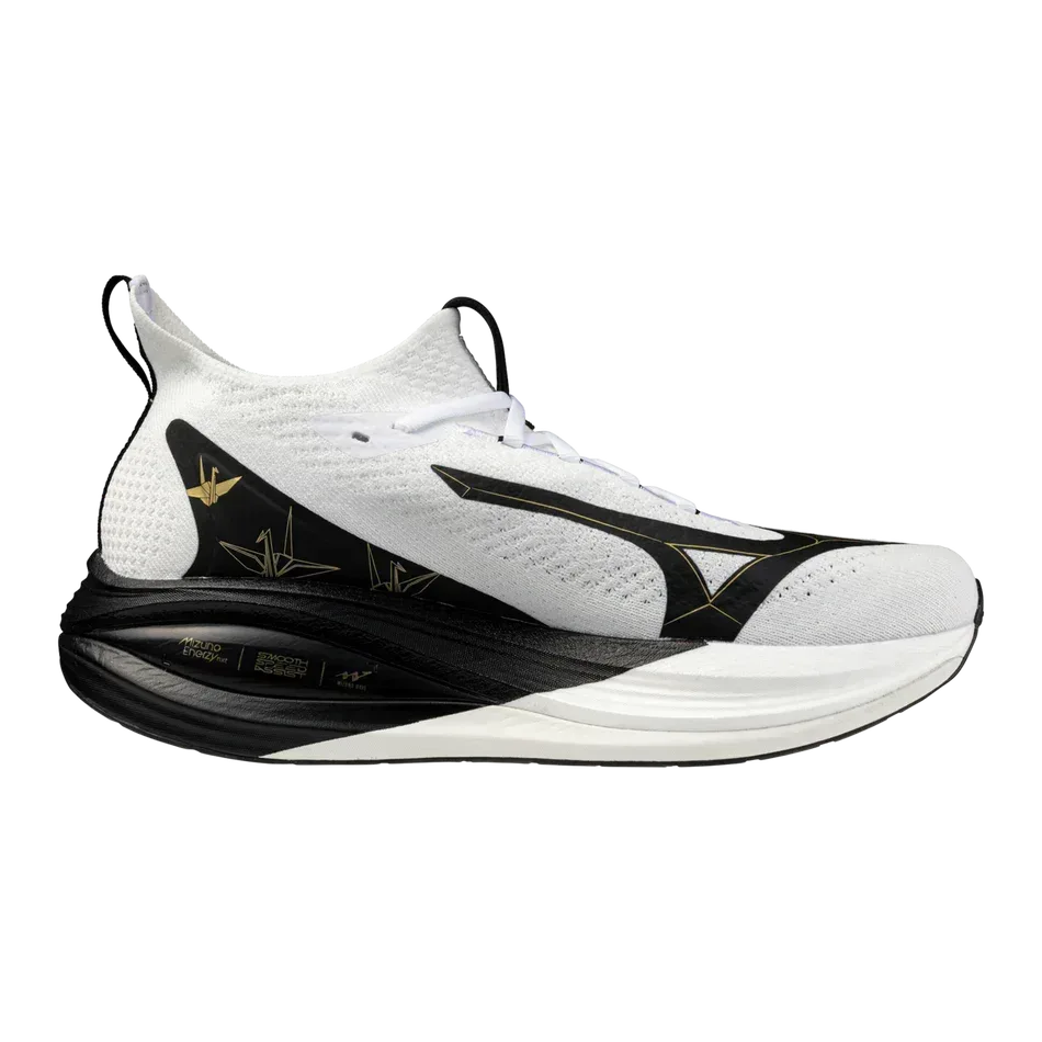 ה-Mizuno NEO VISTA 2(U) J1GC263401 הוא נעל ריצה אתלטית בצבע לבן עם נגיעות של שחור וזהב, סוליה מרופדת ועבה וחלק עליון מרשת נושמת, המוצגת על רקע לבן חלק.