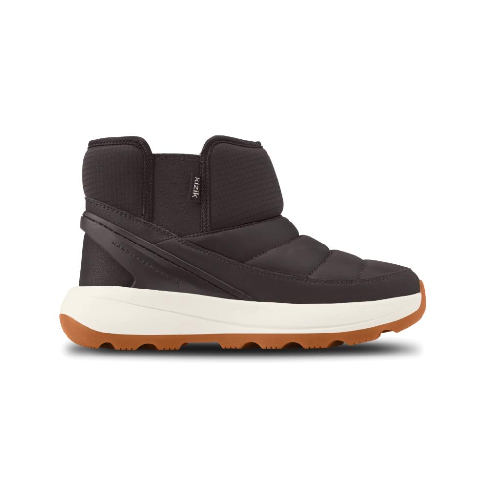 Kizik מגפוני קיזיק ג'ונו 2 לנשים (KIZ200W-066 Juno 2 Low-BLACK/WHITE) הוא מגף חורף לנשים בצבע שחור בגובה הקרסול, עם סוליה אמצעית עבה בצבע לבן וסוליה חיצונית מחוספסת מגומי חום, המוצג בפרופיל צדדי על רקע לבן. מותג: Kizik.