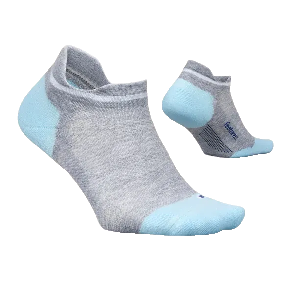 גרבי Feetures Elite Max Cushion No Show Tab Gray Sky של Feetures הם גרבי ספורט נמוכים בצבע אפור בהיר עם נגיעות כחולות בעקב ובאצבעות, על רקע לבן חלק.