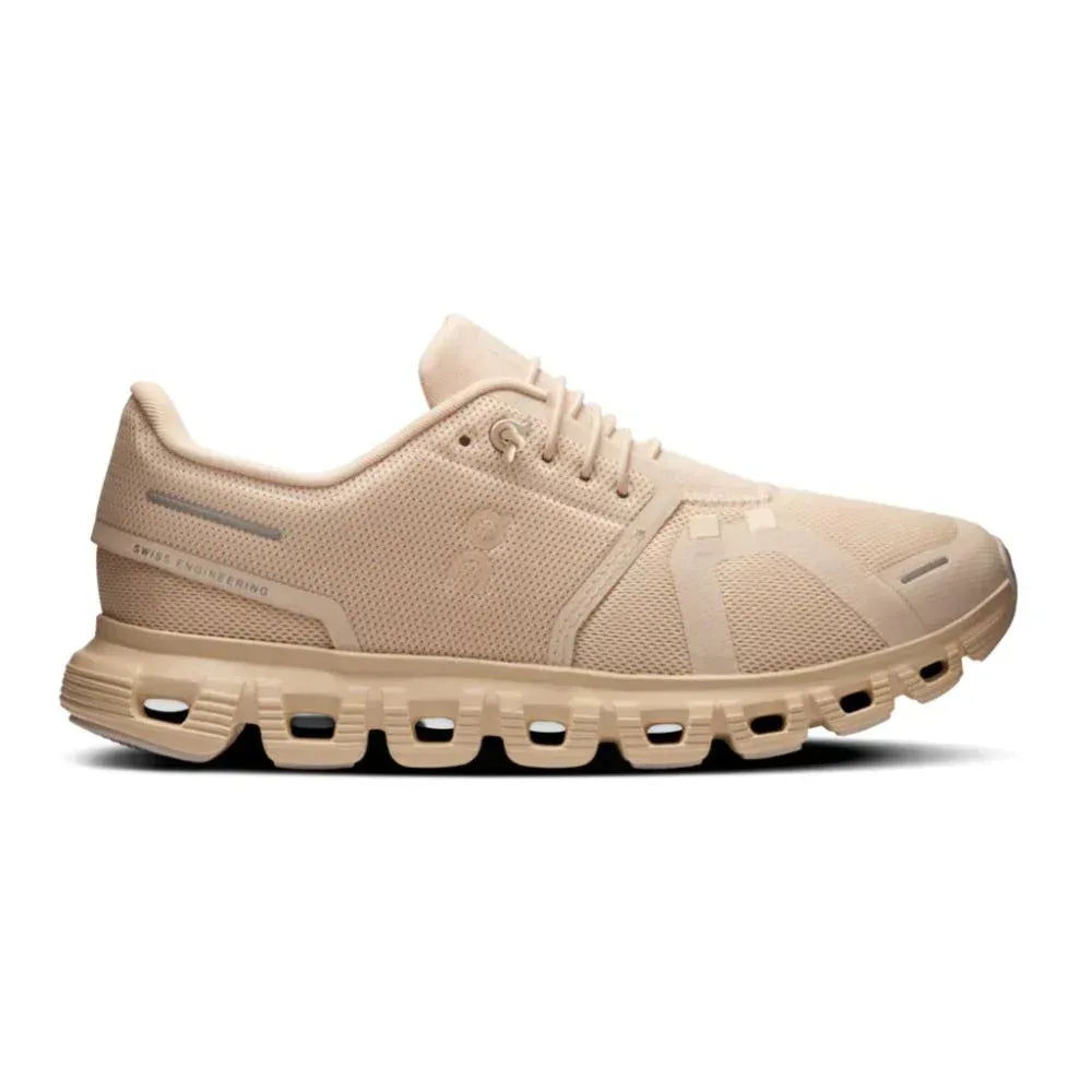 ה-On Cloud 6 Sand/Sand (3WF10064653) מבית On Cloud הוא נעל ספורט בצבע בז' עם גפה עליונה מרשת נושמת, עיצוב שרוכים וסוליה מחולקת ייחודית, המוצגת בפרופיל צדדי על רקע לבן.
