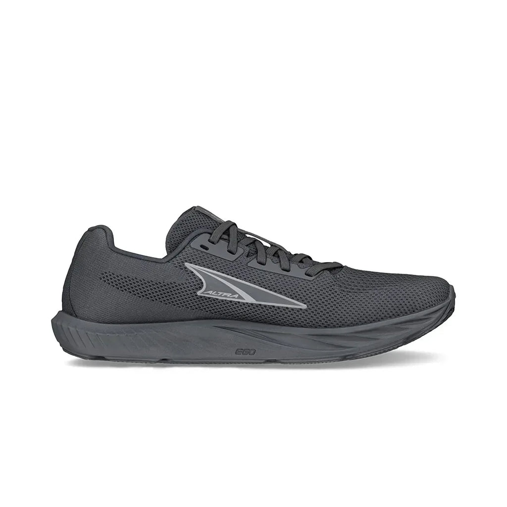 ה-Altra ESCALANTE 4 BLACK/BLACK A0A85NF001 היא נעל ריצה שחורה מרשת מבית Altra, הכוללת סוליה מרופדת לנוחות וביצועים ספורטיביים, המוצגת בפרופיל צדדי על רקע לבן.