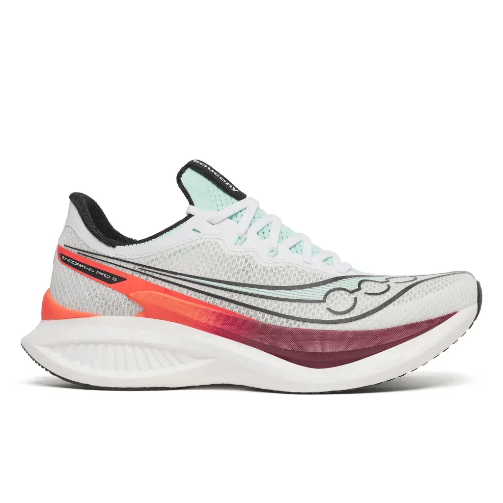 Saucony ENDORPHIN PRO 5 WHITE/CRIMSON S21064-172 הוא נעל ריצה אתלטית לבנה עם נגיעות של שחור, אדום וכתום, גפה עליונה מרשת נושמת, סוליה מרופדת עבה וסגירת שרוכים.