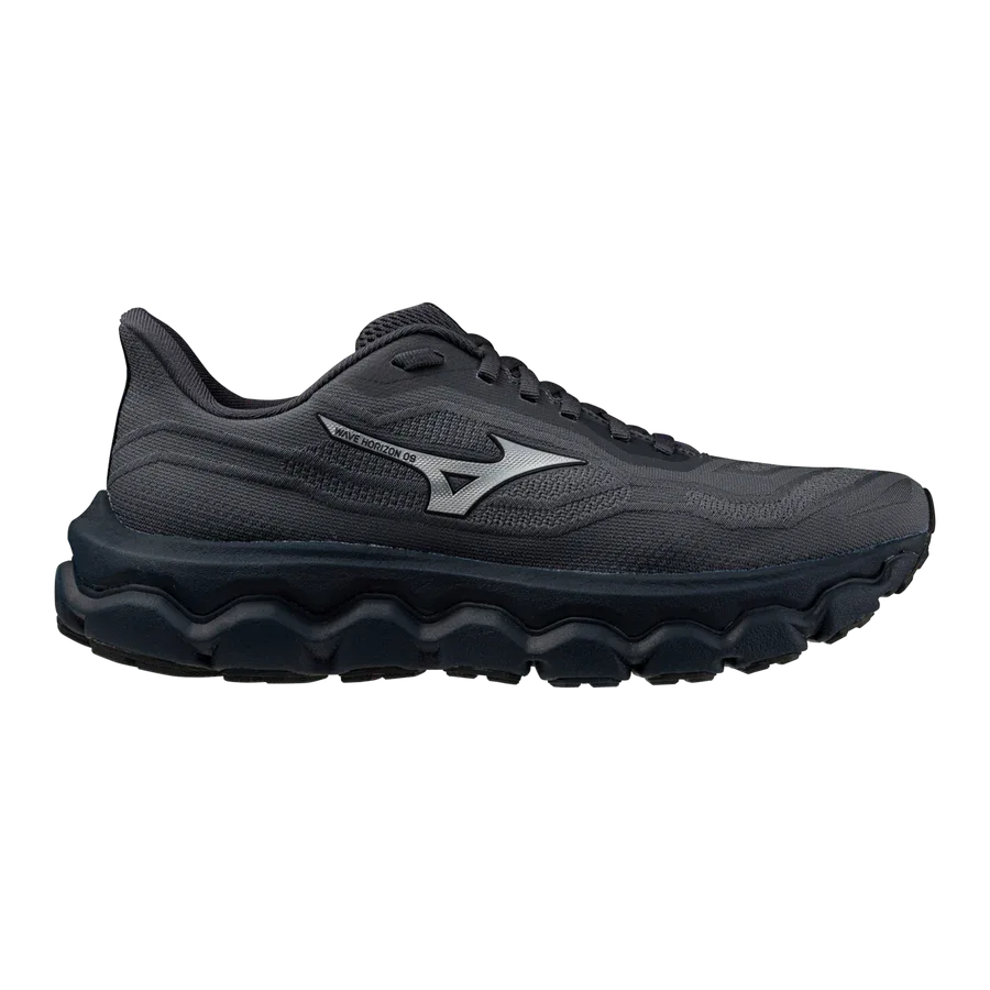 ה-Mizuno WAVE HORIZON 9(M) J1GC262602 מבית Mizuno הוא נעל שחורה המוצגת על רקע לבן.
